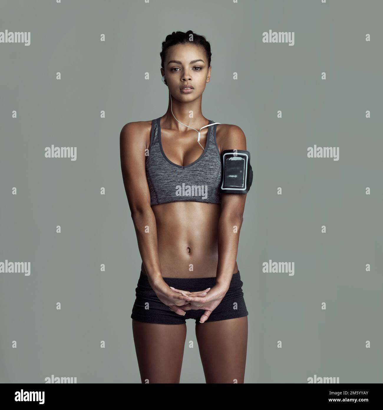 Sia determinato, sia disciplinato. Studio shot di una giovane donna in forma in abiti da ginnastica su uno sfondo grigio. Foto Stock