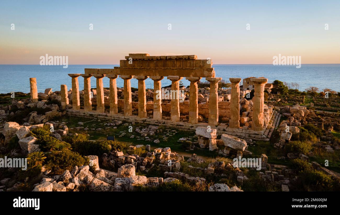Templi greci a Selinunte, Vista sul mare e rovine di colonne greche nel Parco Archeologico di Selinunte Sicilia Italia Foto Stock