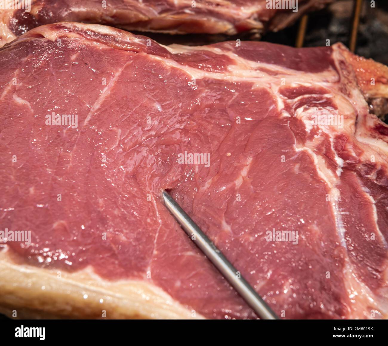 Bistecca di carne alla griglia (bistecca di manzo) su barbecue con termometro di carne. Focus selettivo - Trentino Alto Adige, Italia settentrionale - Europa Foto Stock