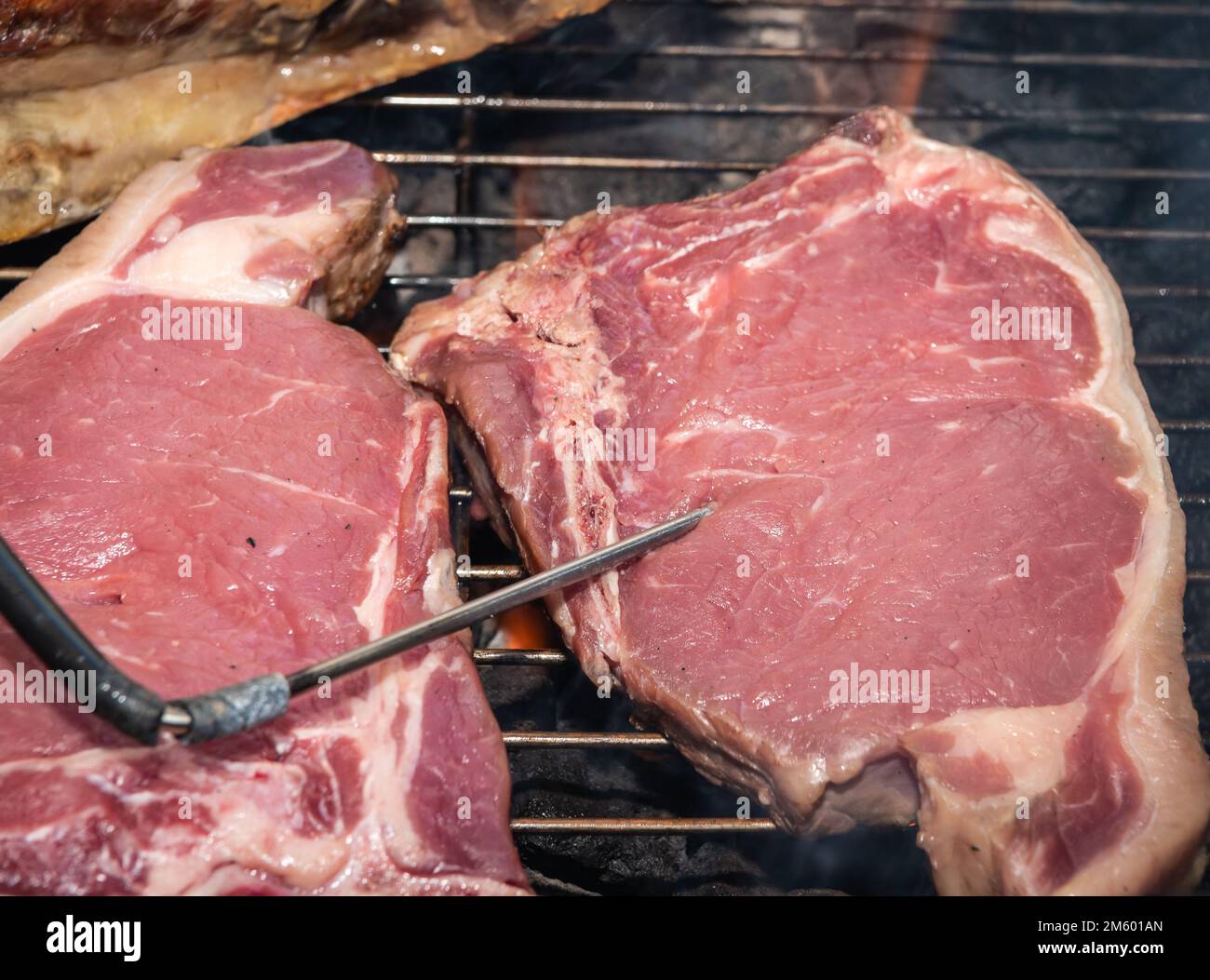 Bistecca di carne alla griglia (bistecca di manzo) su barbecue con termometro di carne. Focus selettivo - Trentino Alto Adige, Italia settentrionale - Europa Foto Stock