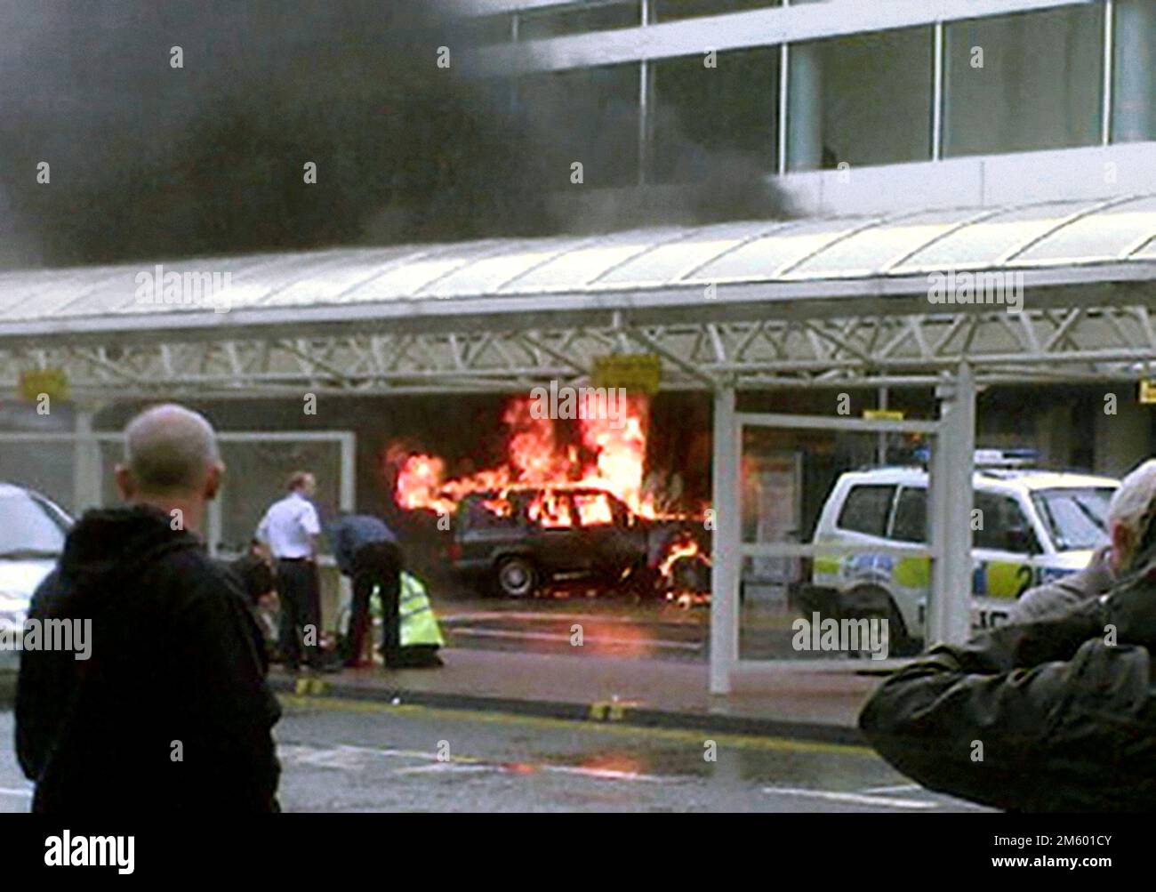 Foto del file datata 30/06/09 di fiamme salgono da una Jeep Cherokee dopo un attacco di automobile-bomba all'aeroporto di Glasgow. Secondo documenti pubblicati dalla National Records of Scotland, i ministri erano preoccupati per il fatto che il personale dell'NHS fosse "vittimizzato come gruppo" dopo l'attacco all'aeroporto di Glasgow. L'attentato del 30 2007 giugno, in cui due uomini hanno fatto scolpire un'auto piena di carri armati di propano nelle porte dell'aeroporto, ha provocato la morte di uno degli aggressori e lesioni a cinque persone. Data di emissione: Domenica 1 gennaio 2023. Foto Stock