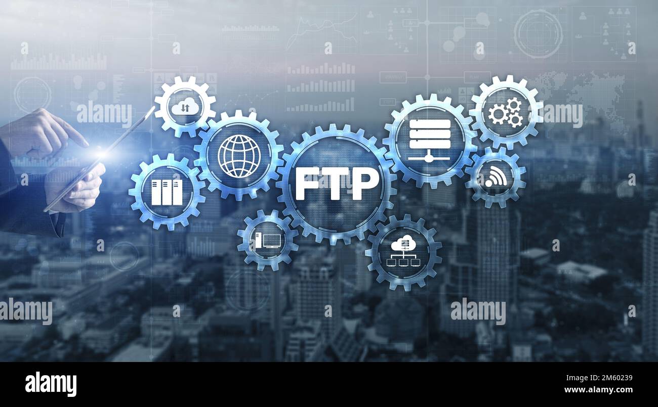 Uomo d'affari che preme il touch screen FTP. Concetto IT blu Foto Stock