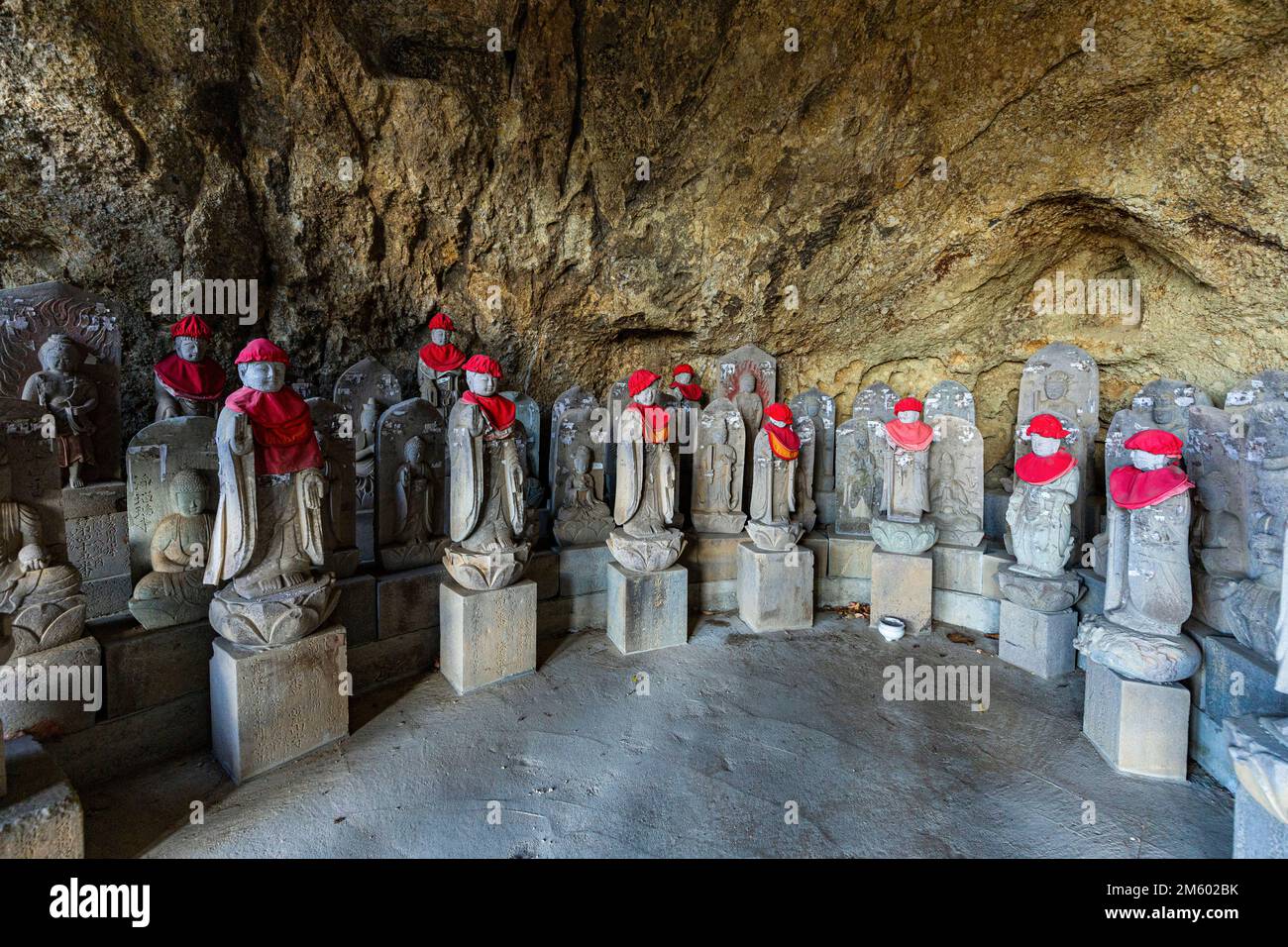 Iwamuro Kannondo custodisce Kannon in grotte con pietre. Si dice che abbia una storia di più di 1.200 anni. Il cancello e la sala sono stati ricostruiti nel Foto Stock