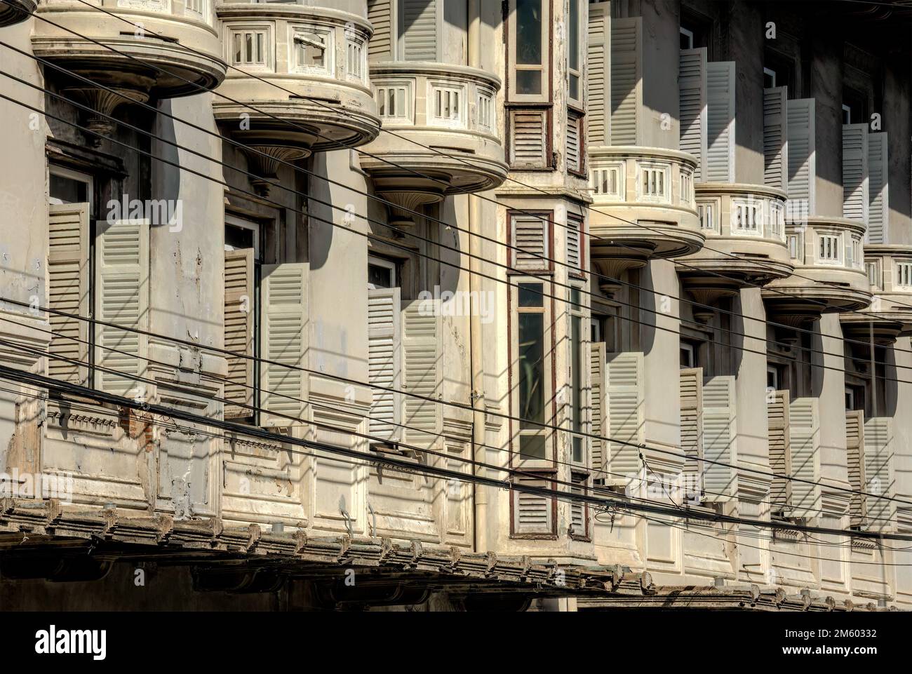 Bella finestra simmetrica disegno di un vecchio edificio con l'uso di texture, e modello. Foto Stock