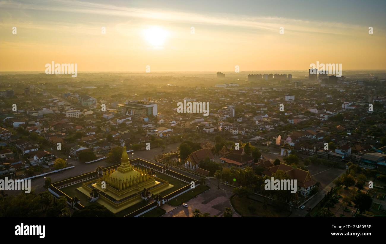 Vientiane, Laos. 1st Jan, 2023. Questa foto aerea mostra che Luang Stupa a Vientiane, Laos, il 1 gennaio 2023. Credit: Kaikeo Saiyasane/Xinhua/Alamy Live News Foto Stock