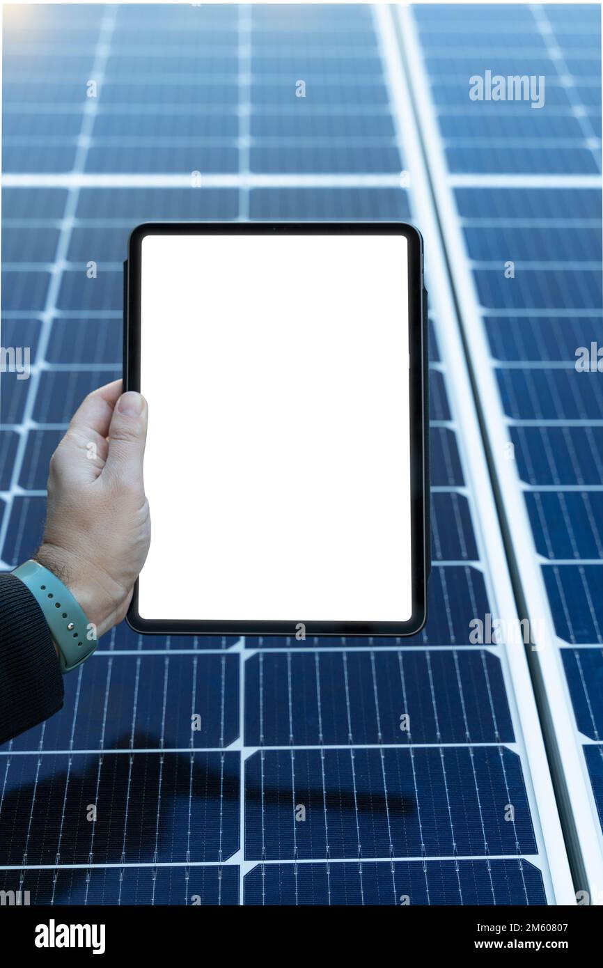 Tablet vuoto con spazio copia con alcuni pannelli solari sullo sfondo Foto Stock
