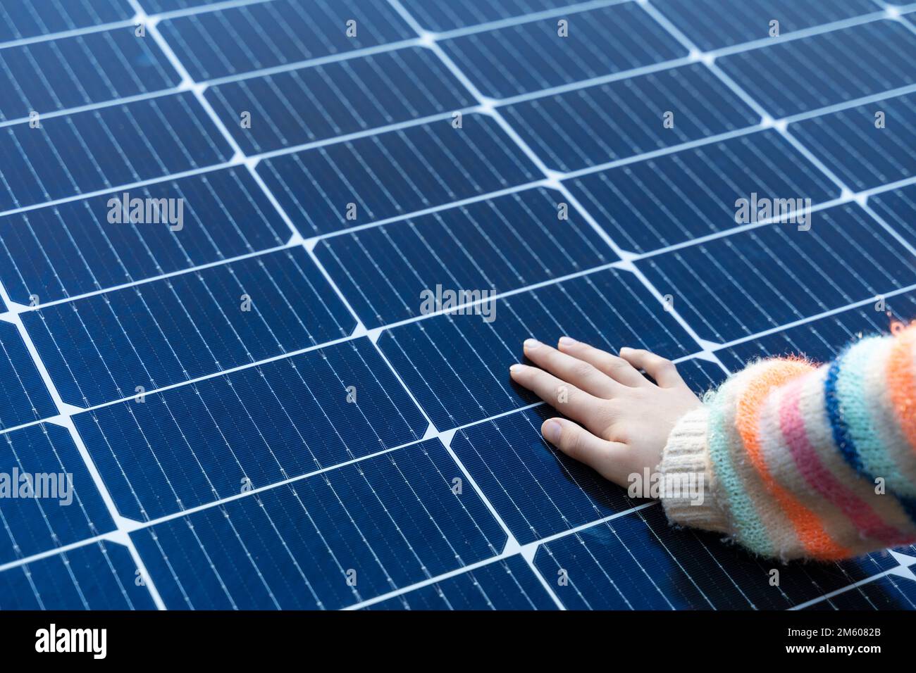 La mano di un Kid che tocca un pannello solare Foto Stock