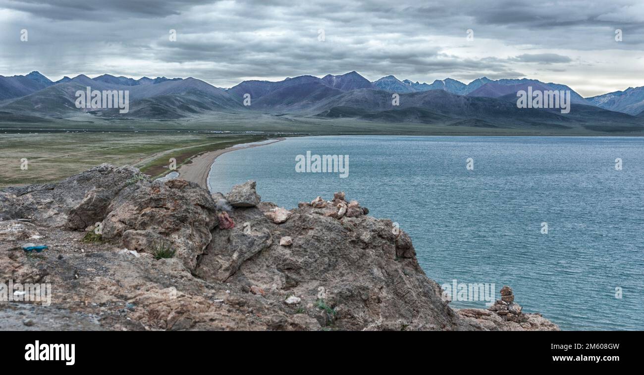 Catena montuosa vicino al lago Nam Tso. Contea di Damxung, Lhasa, Tibet, Cina Foto Stock