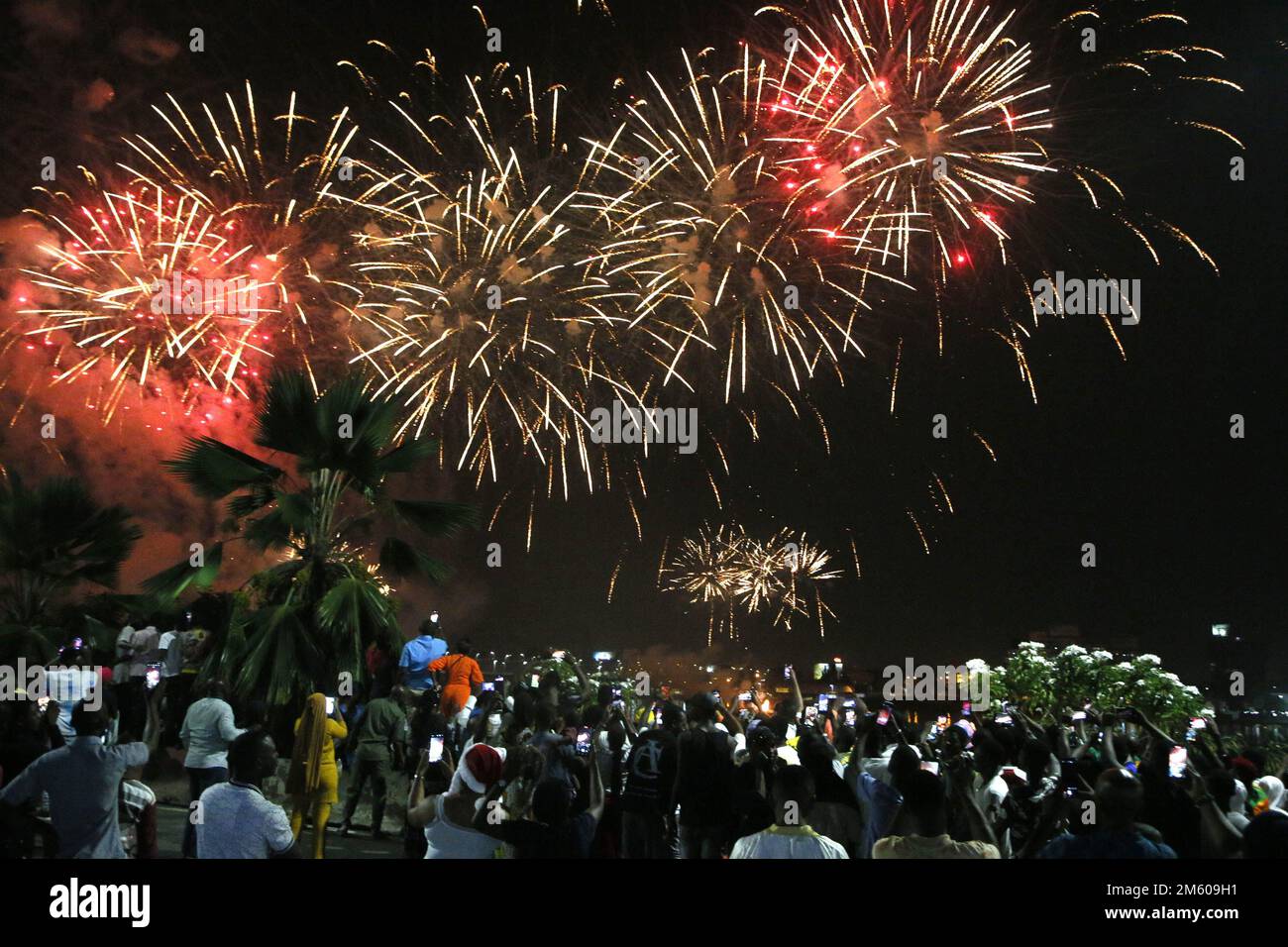 Abidjan, Costa d'Avorio. 1st Jan, 2023. La gente guarda i fuochi d'artificio per celebrare il nuovo anno ad Abidjan, Costa d'Avorio, 1 gennaio 2023. Credit: Yvan Sonh/Xinhua/Alamy Live News Foto Stock