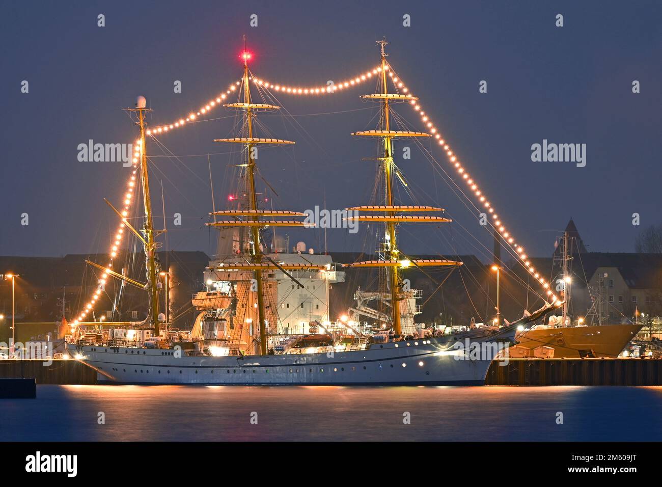 La nave da addestramento della Marina tedesca GORCH FOCK ormeggiata alla base navale di Kiel e illuminata per la stagione natalizia Foto Stock