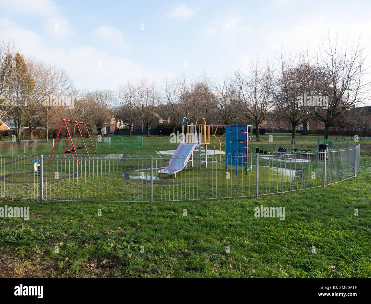 Parco giochi per bambini deserte nella tenuta residenziale di Westbury, Wiltshire, Inghilterra, Regno Unito. Foto Stock