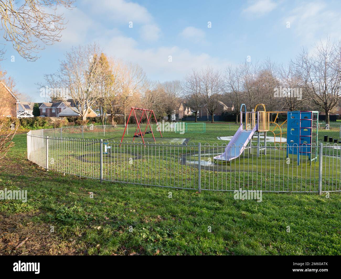 Parco giochi per bambini deserte nella tenuta residenziale di Westbury, Wiltshire, Inghilterra, Regno Unito. Foto Stock