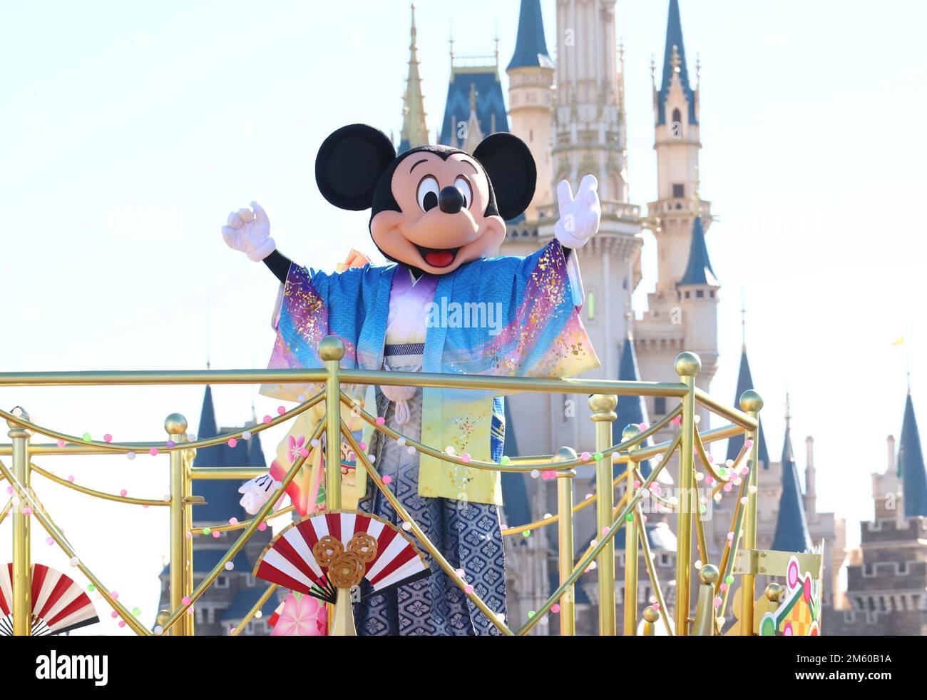 Urayasu, Giappone. 1st Jan, 2023. Il personaggio Disney Topolino in tradizionale abito kimono le sue mani per salutare gli ospiti su un galleggiante alla parata di Capodanno al Tokyo Disneyland a Urayasu, nella periferia di Tokyo, domenica 1 gennaio 2023. Credit: Yoshio Tsunoda/AFLO/Alamy Live News Foto Stock