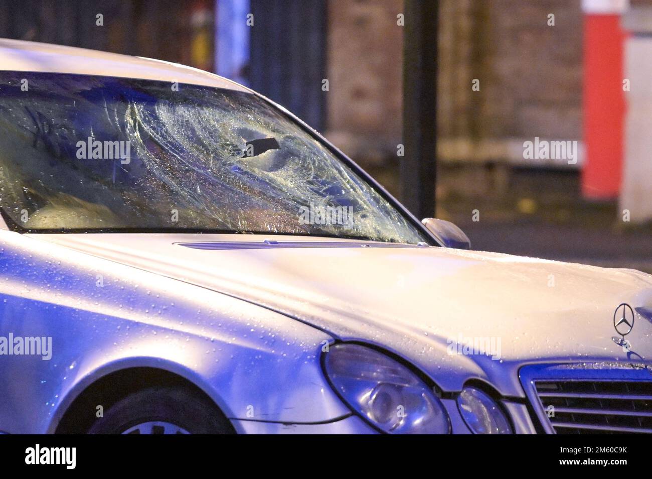Stratford Road, Birmingham 1st gennaio 2023. Specialista West Midlands polizia Collision agenti investigativi esaminare la scena in cui un uomo in attesa di una fermata di autobus, a Stratford Road nella zona Hall Green di Birmingham, È stato gravemente ferito dopo che il conducente di una Mercedes E220 argento si è schiantato nella tettoia ferendo gravemente lui meno di mezz'ora prima del 2023. La vittima di 37 anni si rimette in ospedale e il conducente è stato arrestato per sospetto di causare lesioni gravi a causa di guida pericolosa e guida al di sopra del limite legale di alcool. La strada è rimasta chiusa per 9 ore dopo le 11,30pm ore Foto Stock