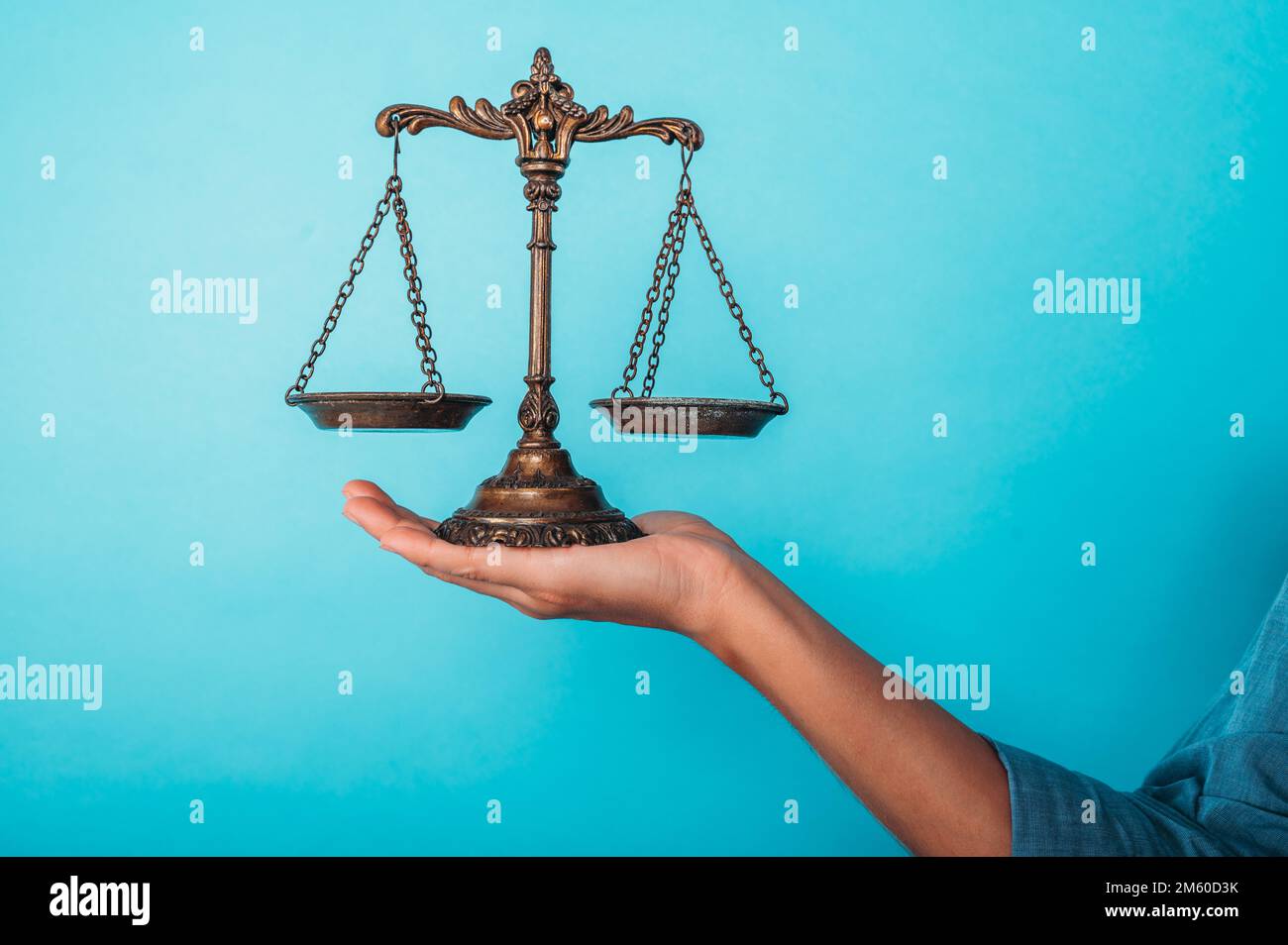 Tavole in equilibrio come concetto di diritto finanziario e giudiziario Foto Stock