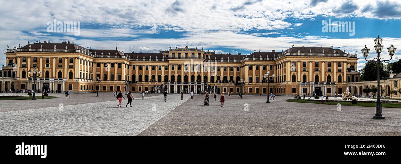 Il Schönbrunn, ingresso del palazzo e piazzale, Vienna, Austria Foto Stock