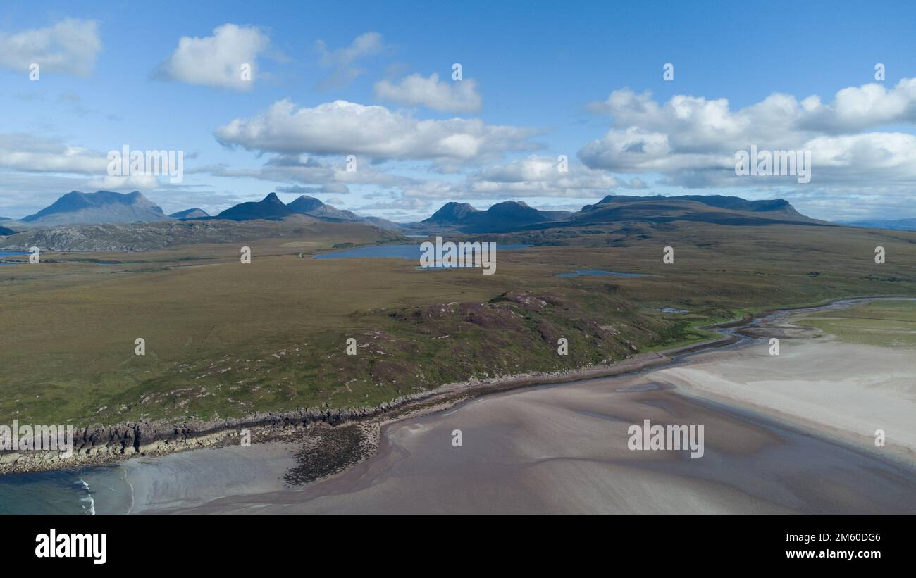 Achnahaird Beach Ross e Cromarty con le montagne delle Highland nord-occidentali, Geopark, Scozia Foto Stock