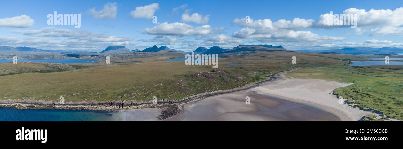 Achnahaird Beach Ross e Cromarty con le montagne delle Highland nord-occidentali, Geopark, Scozia Foto Stock