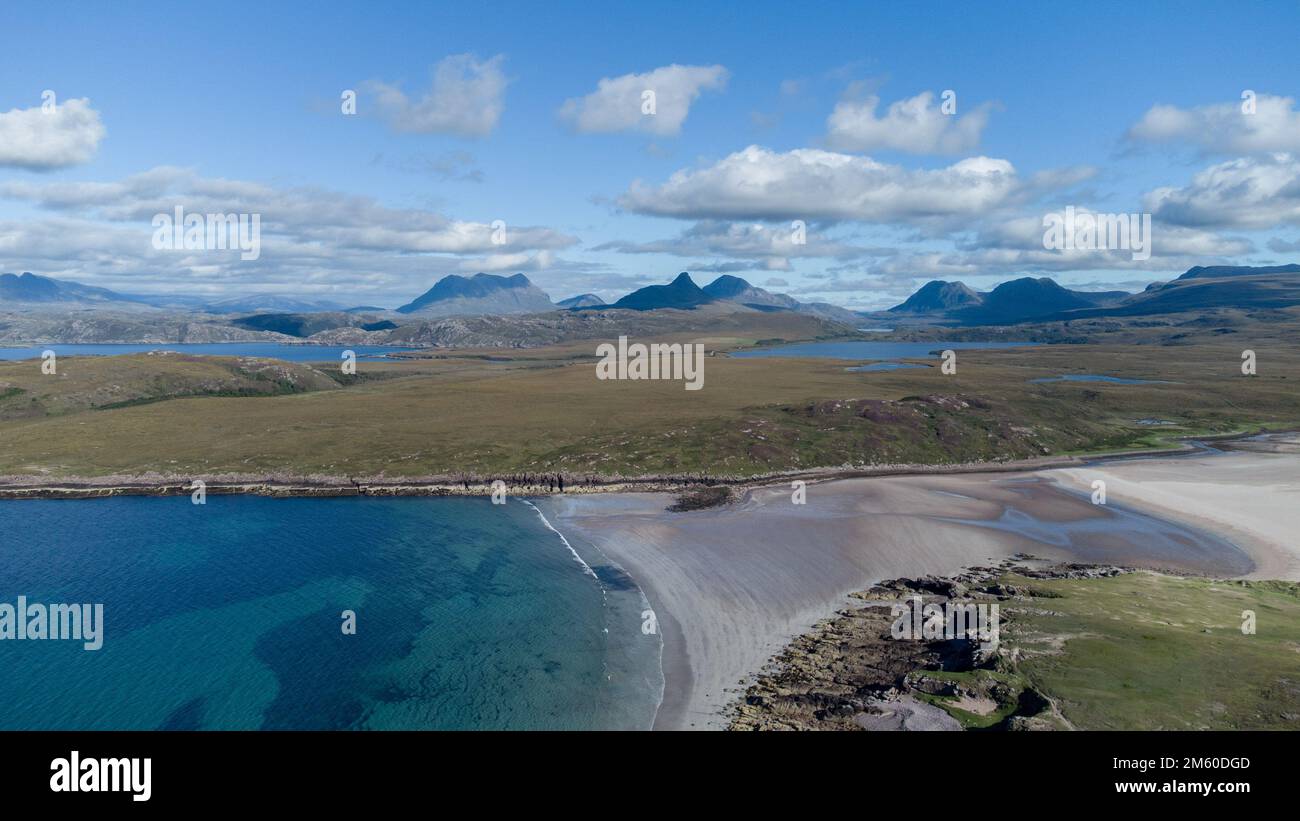 Achnahaird Beach Ross e Cromarty con le montagne delle Highland nord-occidentali, Geopark, Scozia Foto Stock