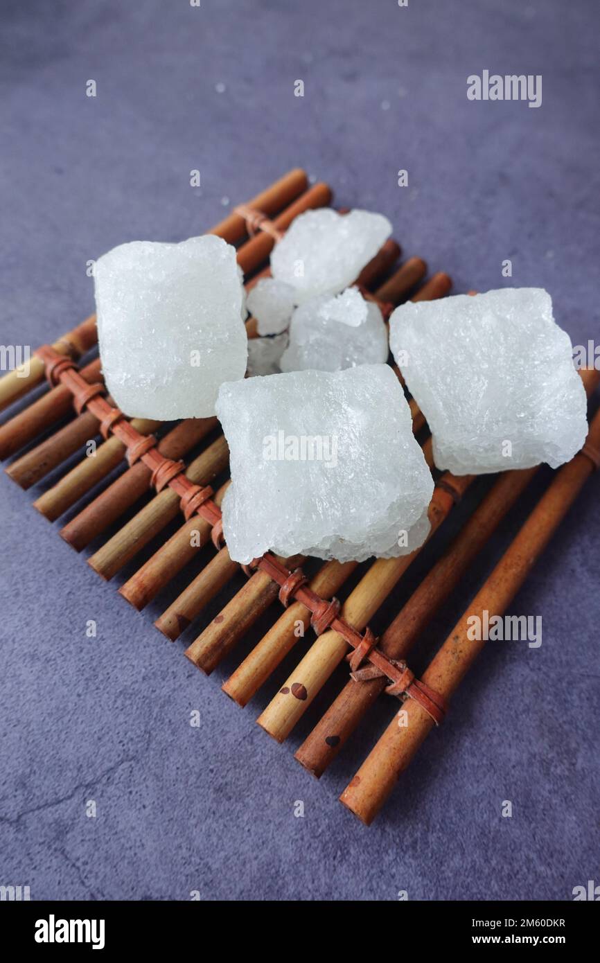zucchero caramella su un asse di legno su sfondo nero Foto Stock