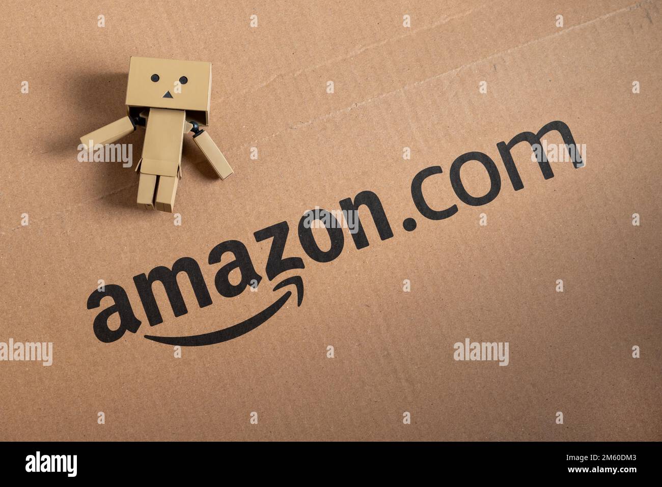 Antalya, Turchia - 01 gennaio 2023: Il logo di Amazon, una società di e-commerce mondiale, stampato su una scatola di cartone riciclato Foto Stock