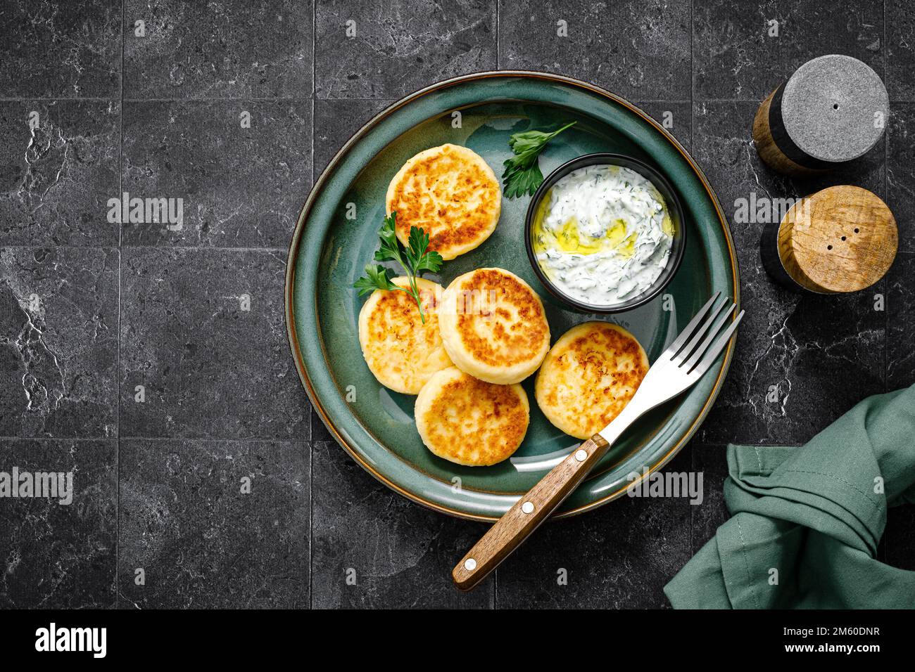 Frittelle di formaggio caserma con salsa tzatziki allo yogurt greco, vista dall'alto Foto Stock