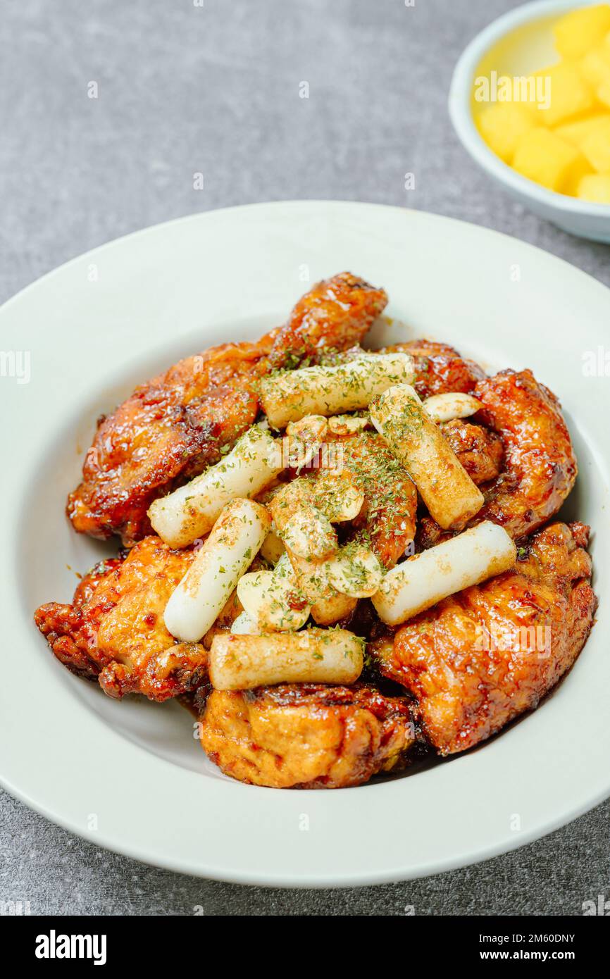 Pollo allo yangnyeom, pollo fritto condito coreano : questo piatto è di pollo condito tagliato a pezzi, fritto profondo, e mescolato con salsa di soia, gochujang, o. Foto Stock