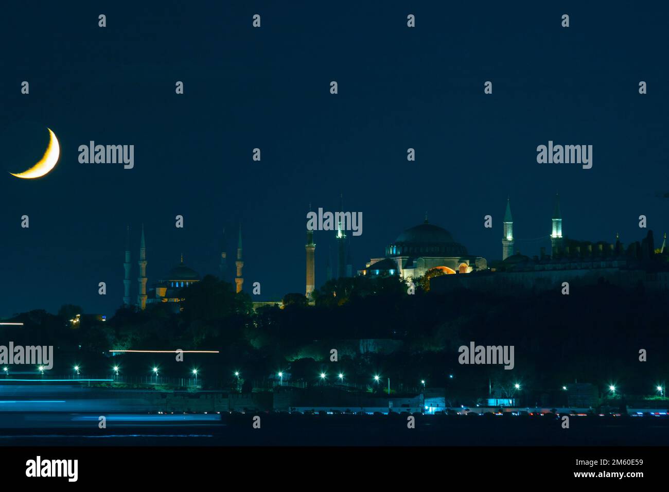 Ramadan o foto islamica. Hagia Sophia e la Moschea Blu con luna crescente. Ramadan o kandil o laylat al-qadr o kadir gecesi Concept photo. Nois Foto Stock