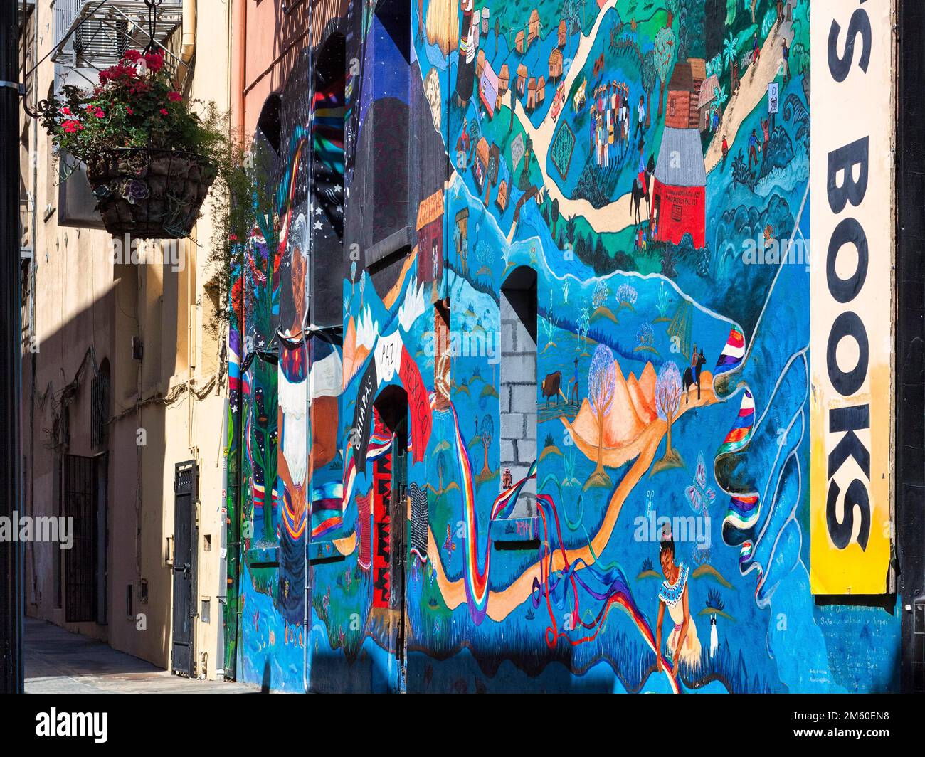 Facciata colorata, murale con i libri di parole, leggendaria libreria indipendente ed editore, libreria City Lights, Columbus Avenue, North Beach Foto Stock