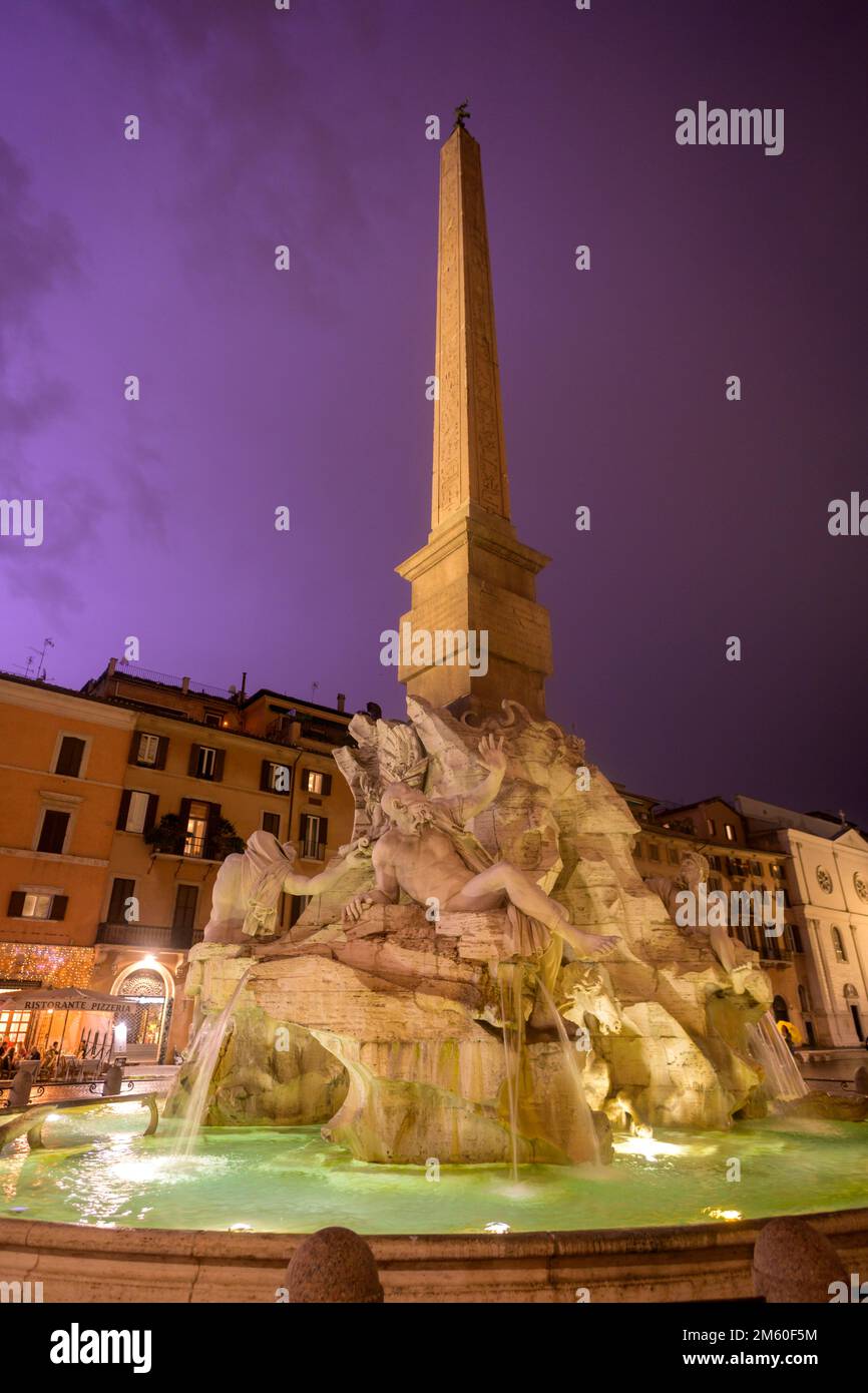 Fontana a quattro flussi in Piazza Navona durante una tempesta, Roma,  Italia Foto stock - Alamy