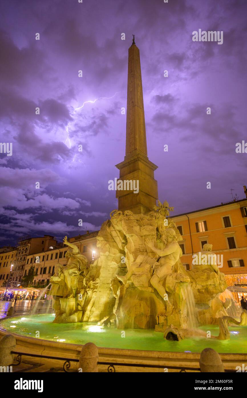 Fontana a quattro flussi in Piazza Navona durante una tempesta, Roma, Italia Foto Stock