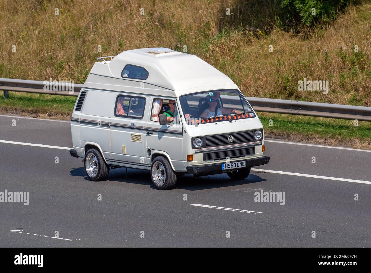 1991 90s anni '90 White VW VOLKSWAGEN LT45HR PRESTIGE VAN, Hightop motorhome viaggiando sull'autostrada M6 UK Foto Stock