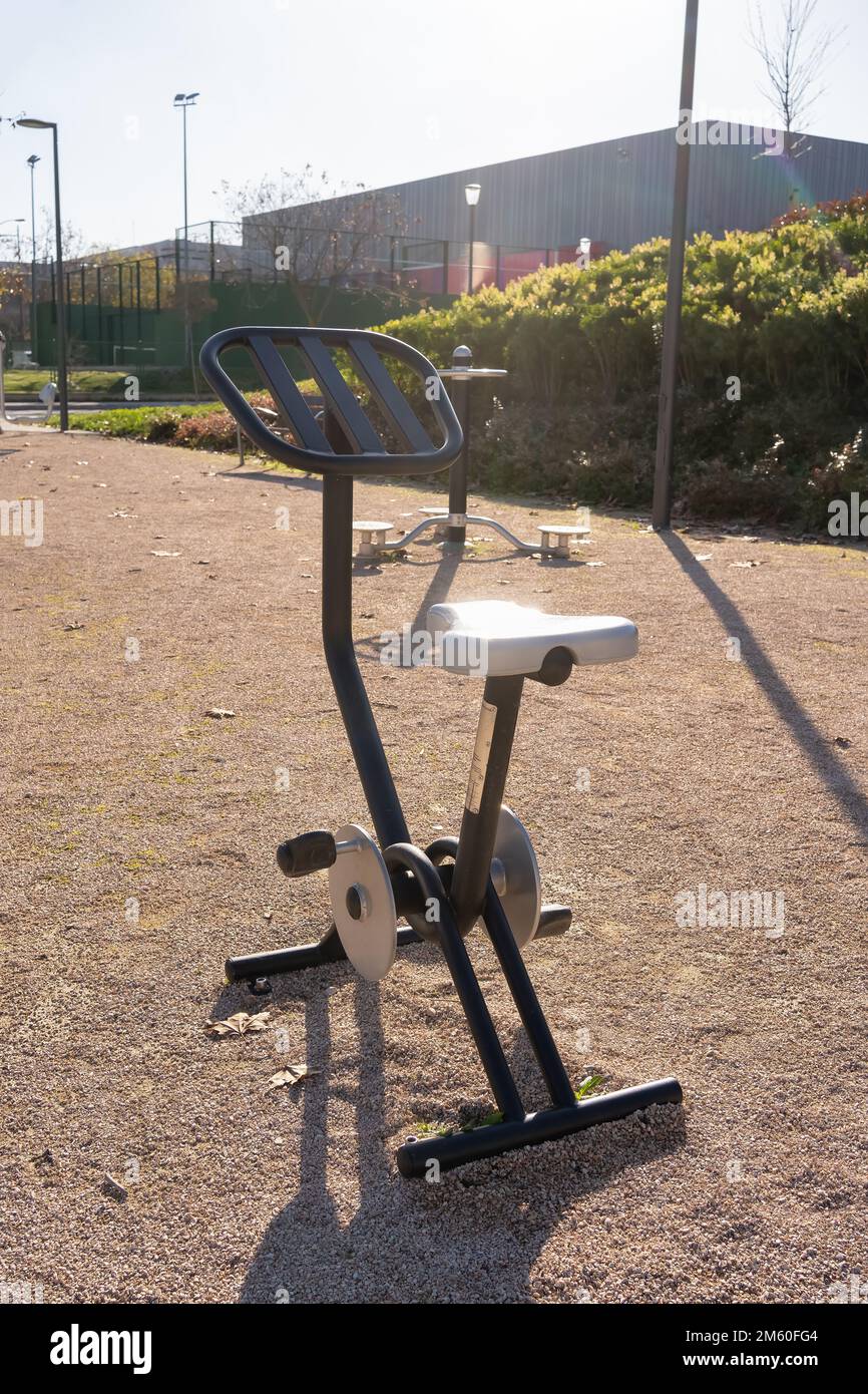 Attrezzature per ginnastica per cyclette in un parco pubblico della città  Foto stock - Alamy