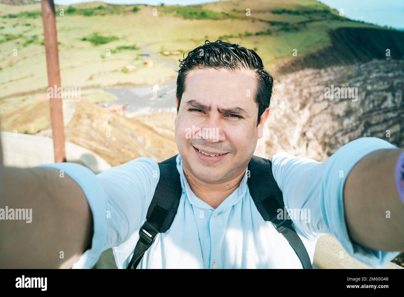 Primo piano di un uomo che prende un selfie avventura, turista che prende un selfie in un punto di vista. Persone avventurose che prendono un selfie in un punto di vista. Bello Foto Stock