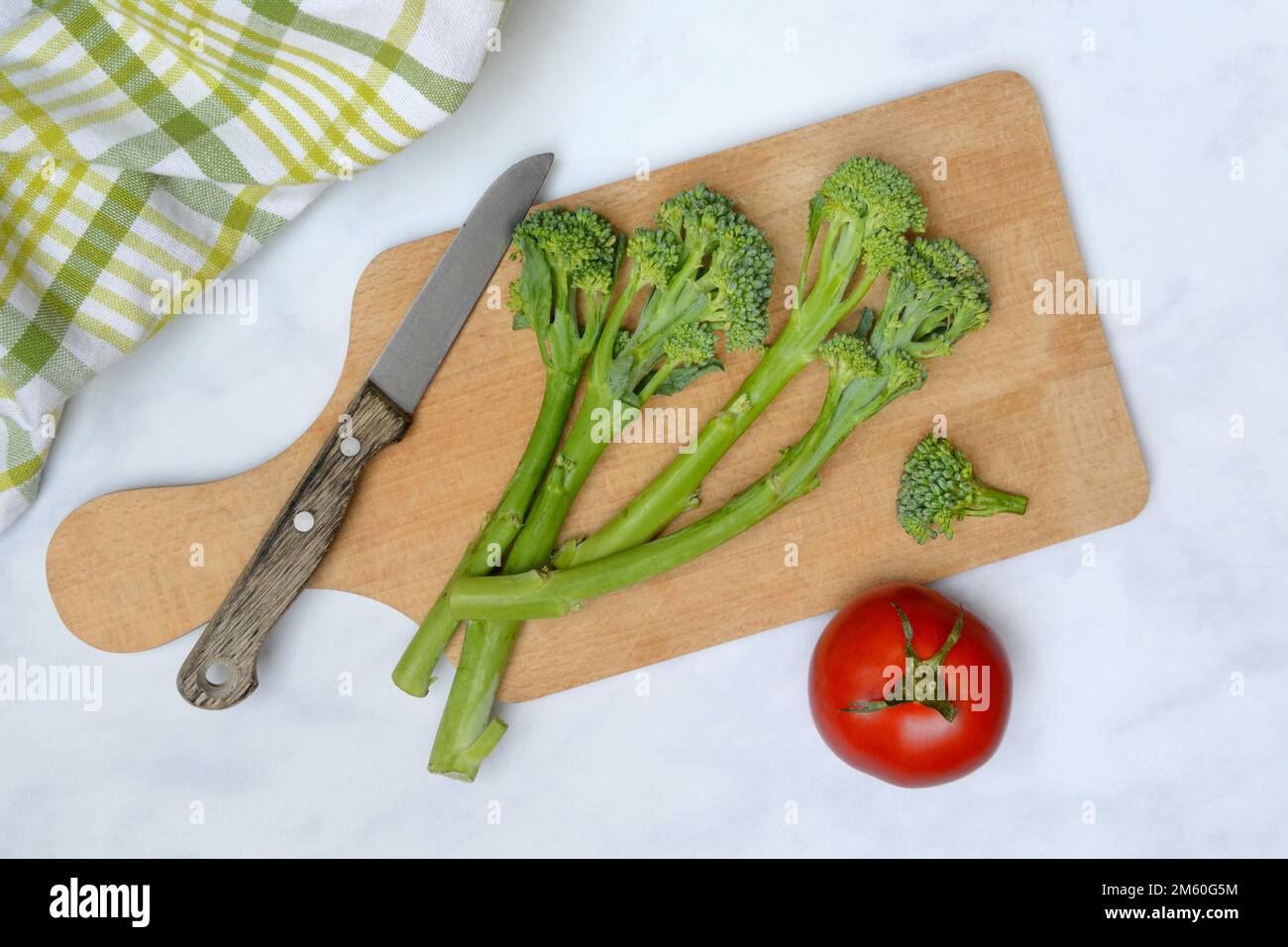 Bimi, broccolini, asparagi broccoli su tavola di legno Foto Stock