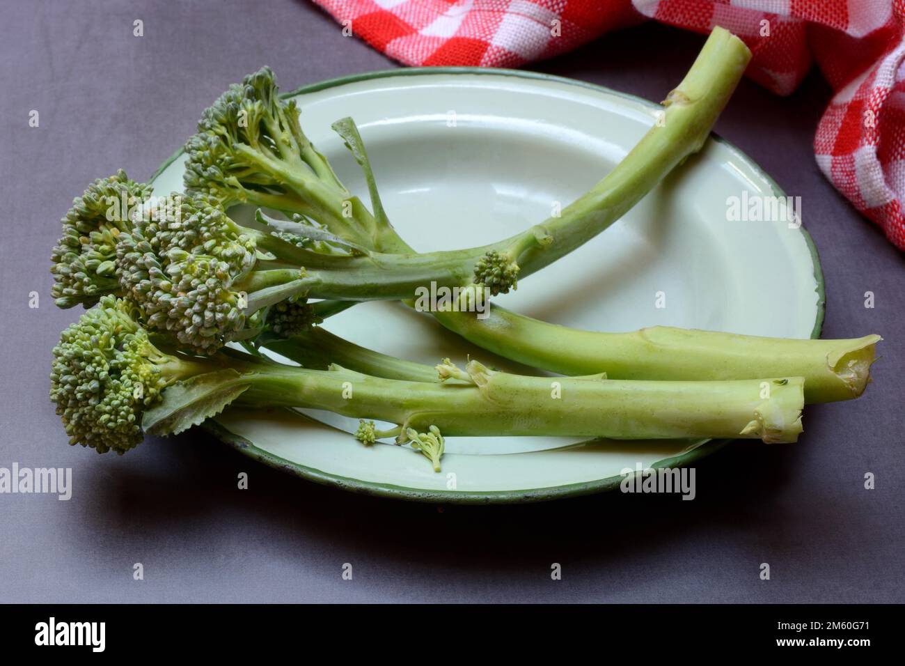 Bimi, broccolini, asparagi broccoli su piatto Foto Stock