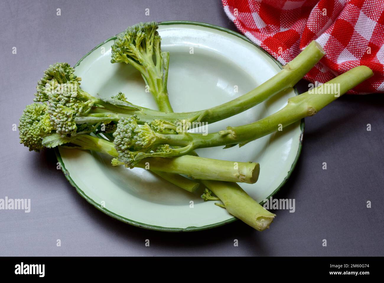 Bimi, broccolini, asparagi broccoli su piatto Foto Stock
