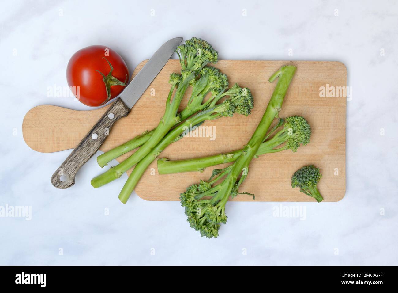 Bimi, broccolini, asparagi broccoli su tavola di legno Foto Stock