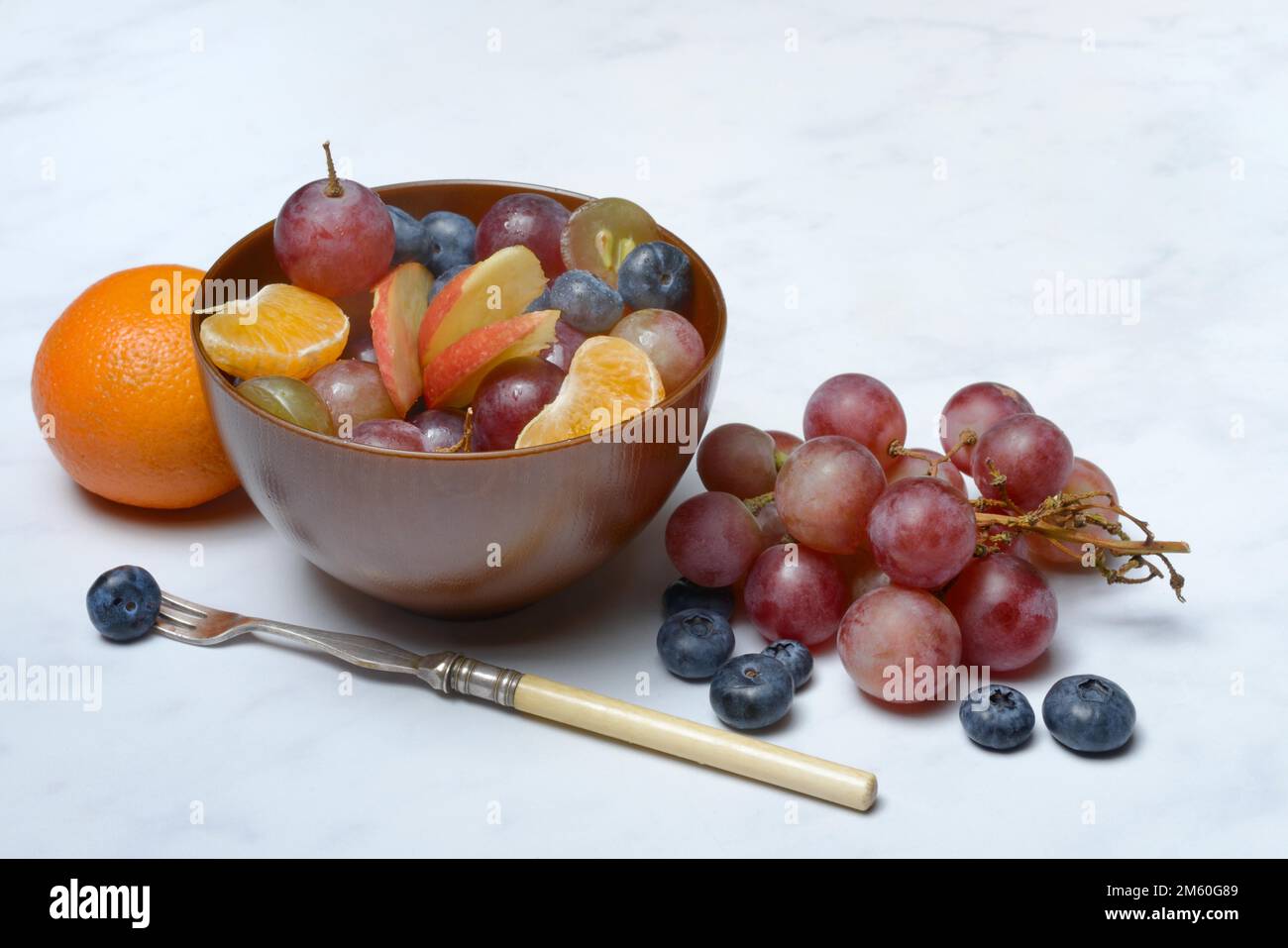 Vari pezzi di frutta in ciotola, Macedonia di frutta Foto Stock