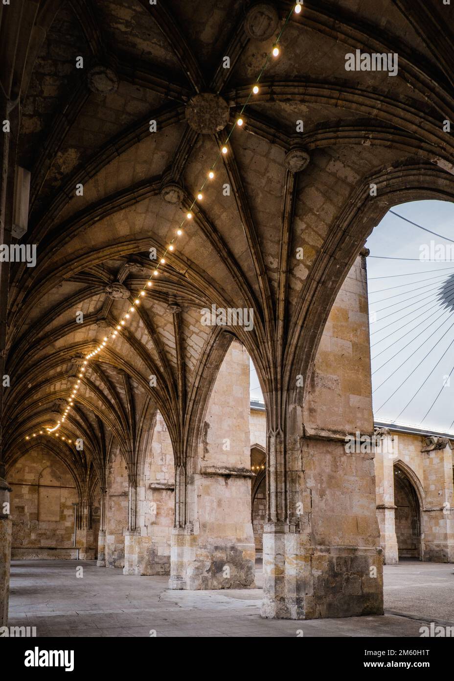 L'incredibile chiostro gotico della Cattedrale di San Pietro a Condom nel sud della Francia (Gers) Foto Stock