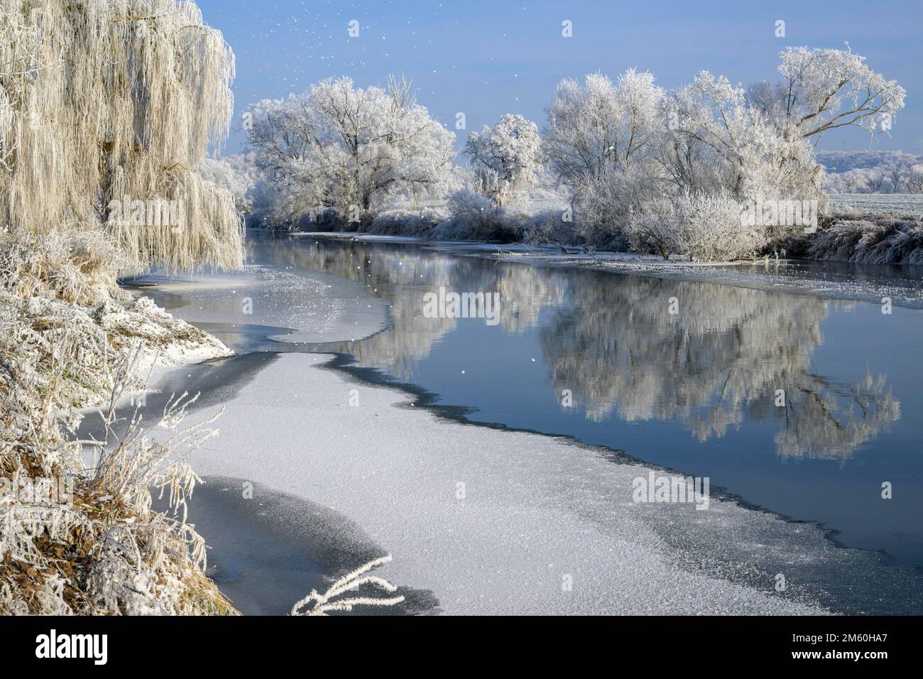 Paesaggio fluviale con gelo e ghiaccio, Eder, Guxhagen, Assia, Germania Foto Stock