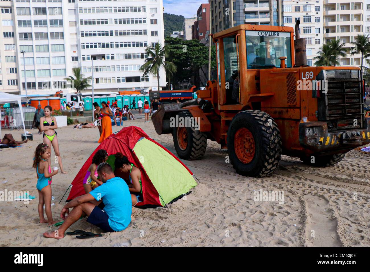 Rio de Janeiro, Rio de Janeiro, Brasile. 1st Jan, 2023. (INT) i lavoratori ripuliscono i rifiuti a Copacabana Beach dopo lo spettacolo di Capodanno. 01 gennaio 2023, Rio de Janeiro, Brasile: I dipendenti di Comlurb hanno lavorato fin dall'inizio per rimuovere tonnellate di rifiuti dalle sabbie della spiaggia di Copacabana. Dopo lo spettacolo di Capodanno, si possono ancora vedere molte persone che stanno ancora dormendo sulla sabbia e nelle tende, la Domenica (1).Credit: Jose Lucena/Thenews2 (Credit Image: © Jose Lucena/TheNEWS2 via ZUMA Press Wire) Credit: ZUMA Press, Inc./Alamy Live News Foto Stock