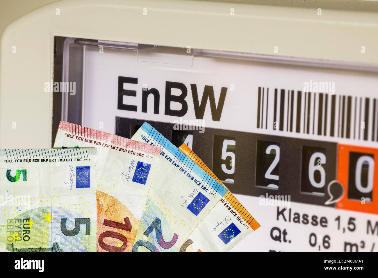 Misuratore di gas, misuratore di consumo, gas naturale, aumento dei prezzi del gas, banconote, EnBW, Germania Foto Stock