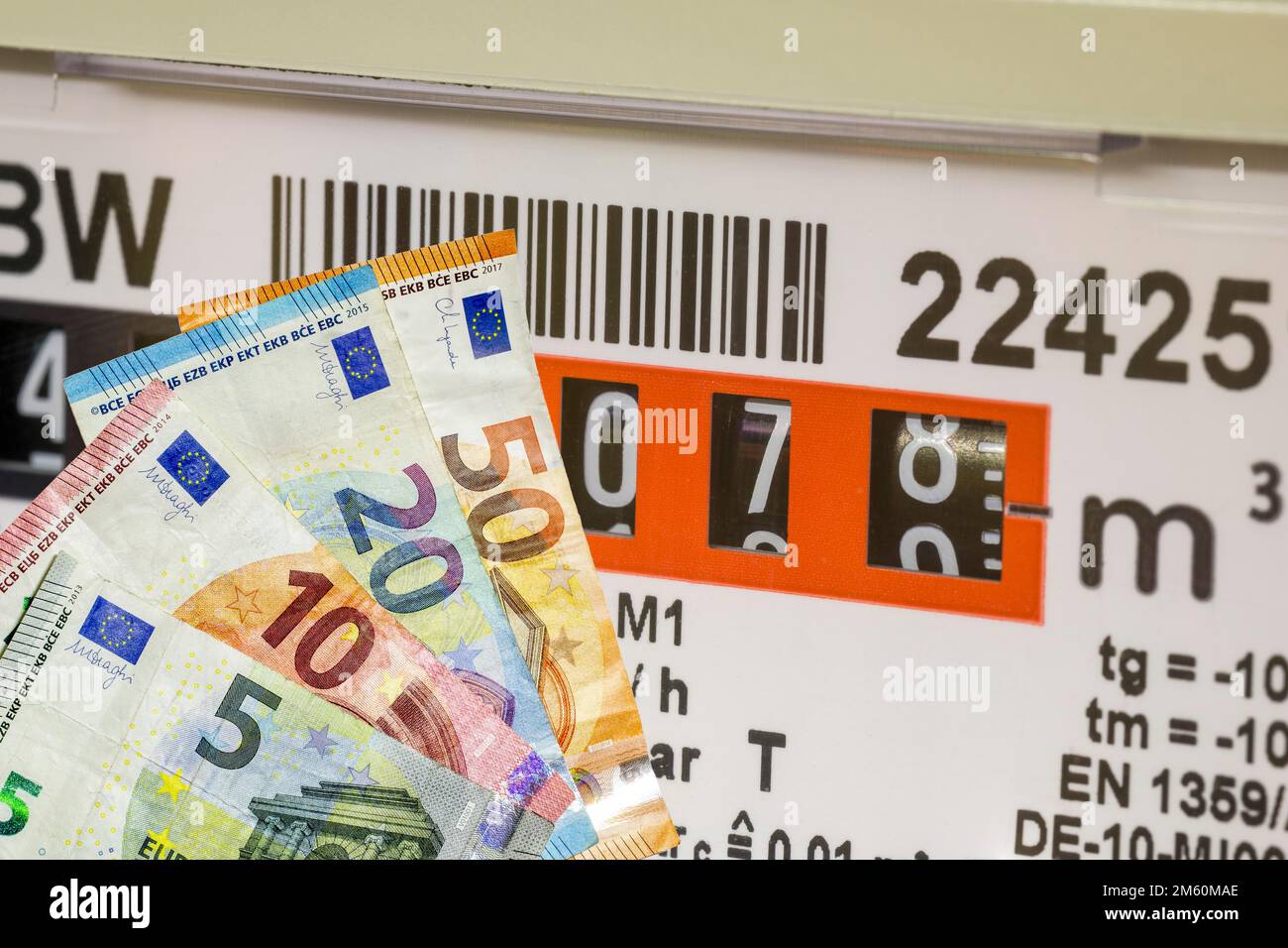 Misuratore di gas, misuratore di consumo, gas naturale, aumento dei prezzi del gas, banconote, Germania Foto Stock