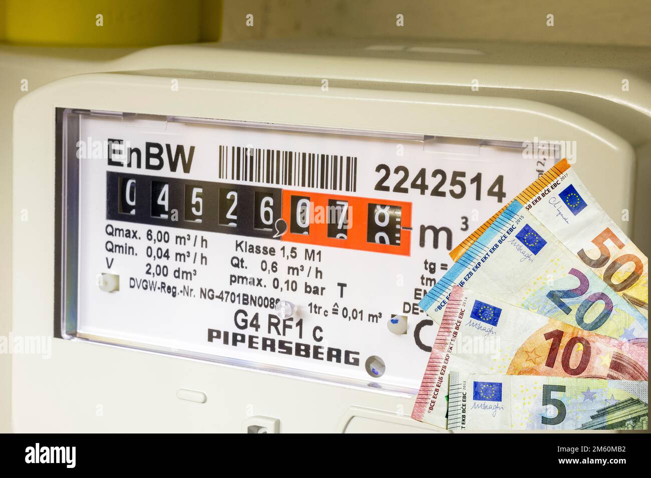 Misuratore di gas, misuratore di consumo, gas naturale, aumento dei prezzi del gas, banconote, EnBW, Germania Foto Stock