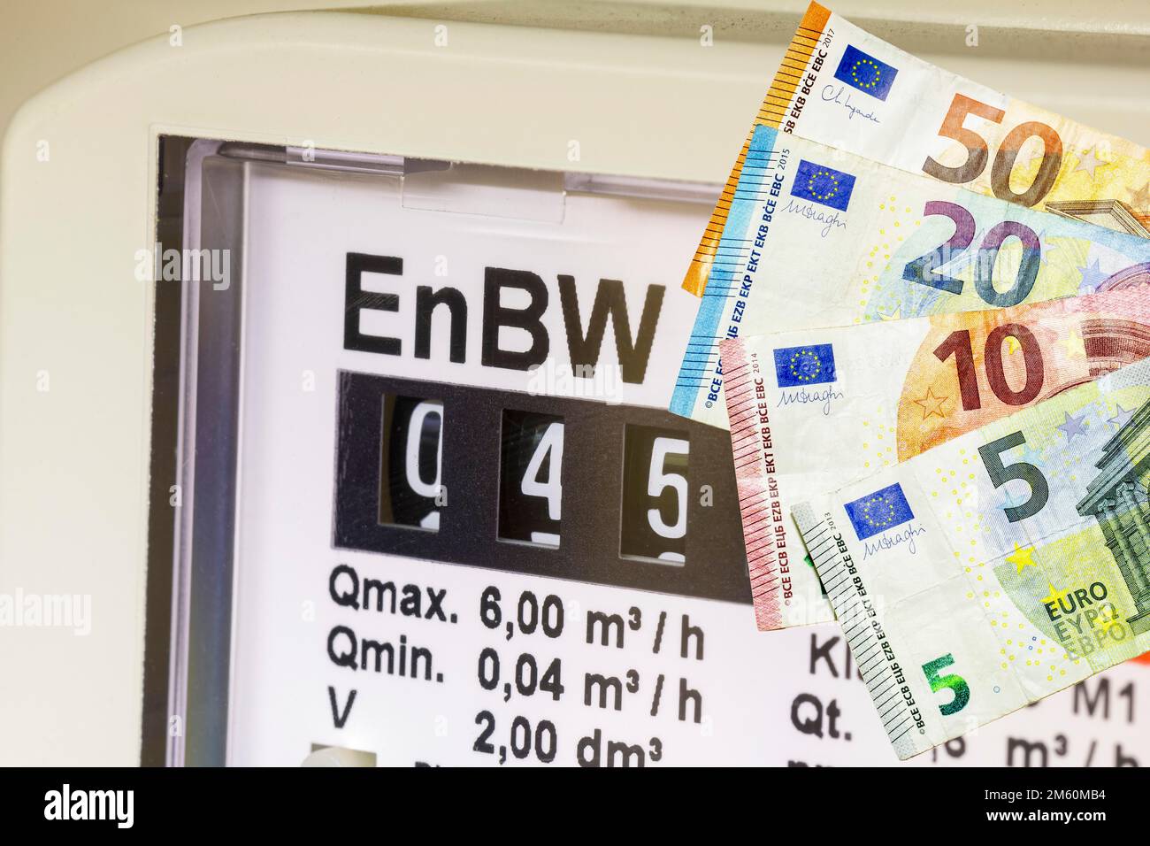 Misuratore di gas, misuratore di consumo, gas naturale, aumento dei prezzi del gas, banconote, EnBW, Germania Foto Stock