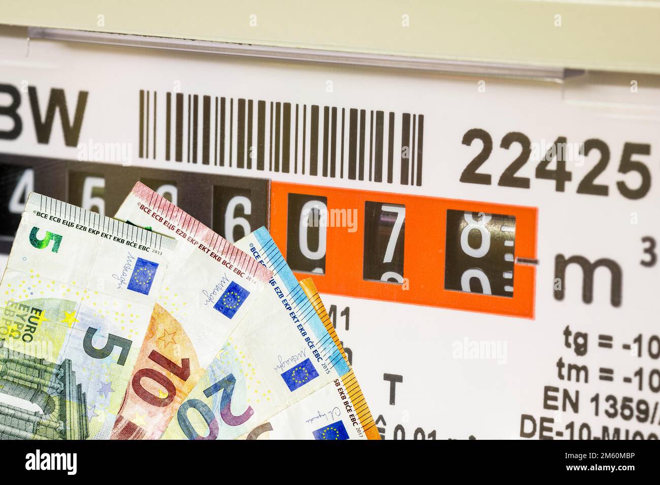 Misuratore di gas, misuratore di consumo, gas naturale, aumento dei prezzi del gas, banconote, Germania Foto Stock