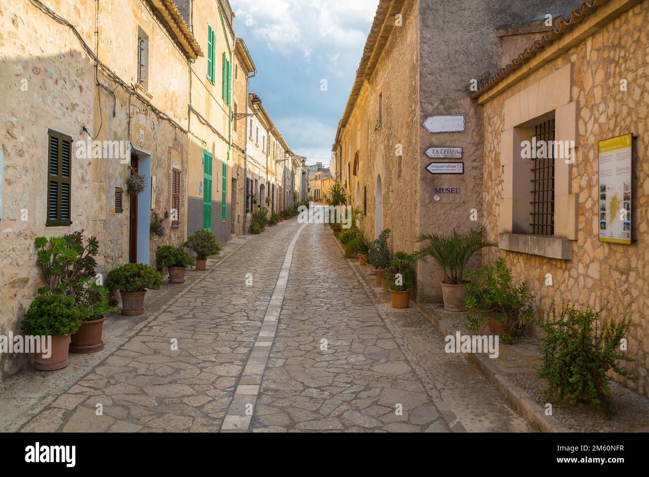 Vicolo di Petra con Museo di San Junipero Serra, Petra, Maiorca, Spagna Foto Stock