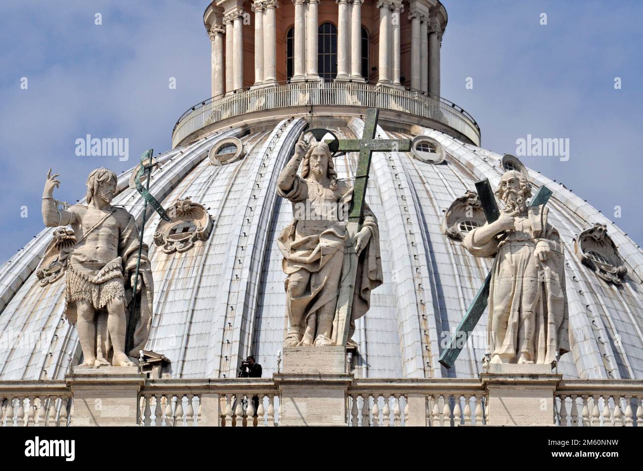 Statue monumentali apostolo Giovanni Battista, Gesù Cristo risorto e S. Andrew, la facciata e la cupola di St. Pietro, San Di Pietro Foto Stock