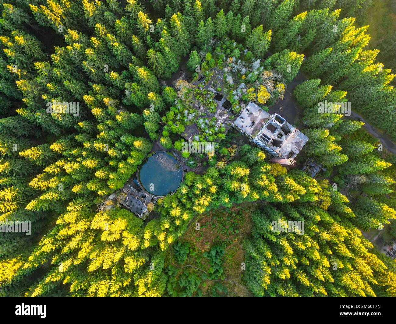 Rovine di ex miniera di stagno vicino al villaggio di Rolava nelle foreste dei Monti ore, Repubblica Ceca. Vista aerea dal drone. Foto Stock